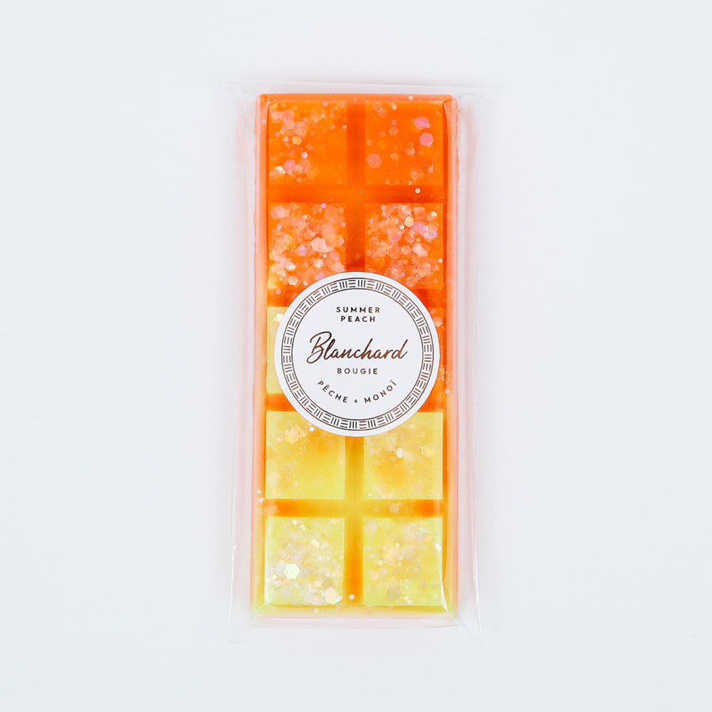 Fondant parfumé Summer Peach à la pêche et au monoï, créant une ambiance estivale dans votre intérieur.