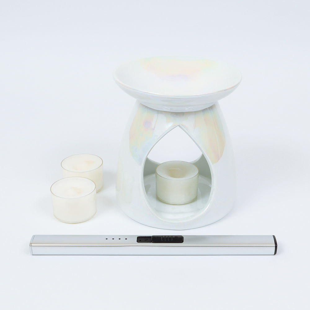 Kit complet avec un brûleur en céramique, un allume-bougie électrique argenté et trois bougies chauffe-plat pour utiliser vos fondants parfumés.