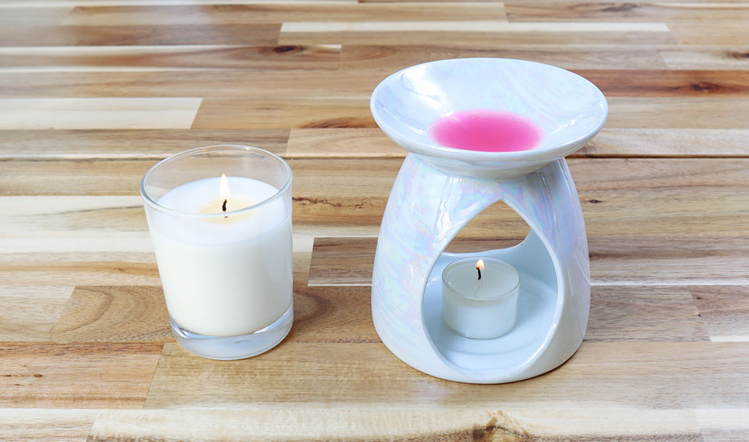 Comparaison entre un brûleur à fondant parfumé et une bougie classique.